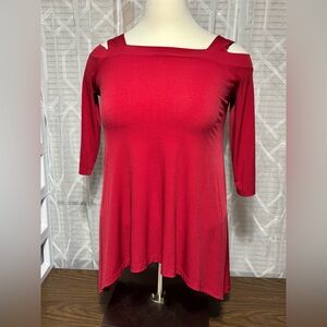 Chico’s Sz 1 on plus size mannequin red cold shoulder 3 way stretch tunic